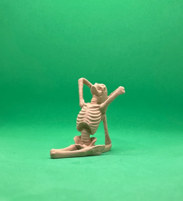 Trois squelettes en posture de yoga