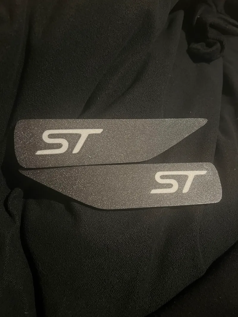 Ford focus St Fender badge