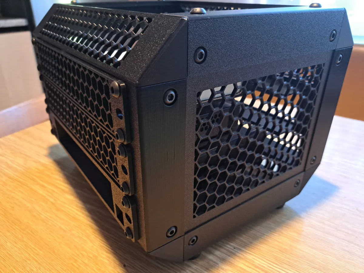 Lab Rax 1-5U 六边形侧面板螺栓连接版本 - 免费 3D 打印模型 - MakerWorld