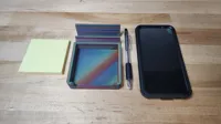 Organiseur de bureau : post-it, stylo et téléphone — photo 3