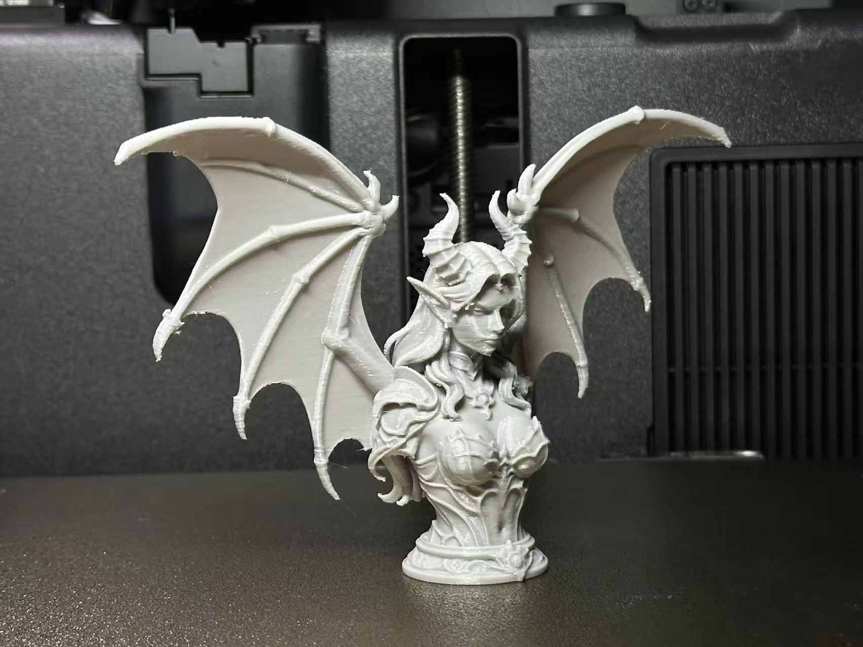 Miniatura 2 do modelo 3D 恶魔女王 半身像