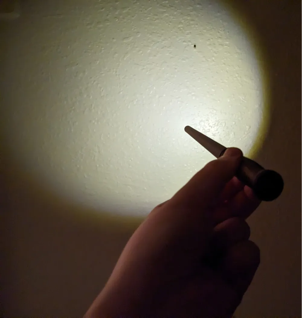 Bacchetta magica dal design speciale che si illumina al buio. Statuetta decorativa regalo