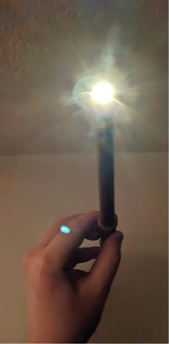 Bacchetta magica dal design speciale che si illumina al buio. Statuetta decorativa regalo