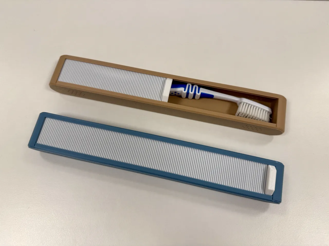 Sliding case for toothbrushes (non-electric) view 3