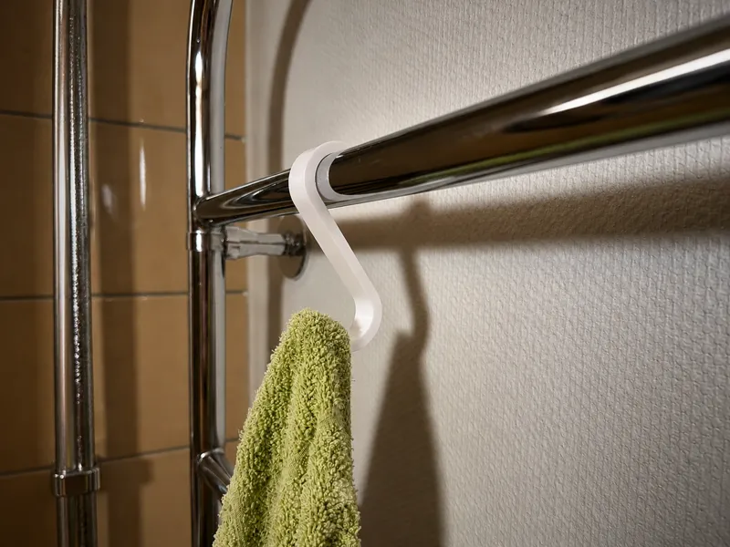 Minimalist S-shaped hanger
