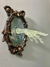 Main fantôme sortant d'un miroir, déco murale — photo 3