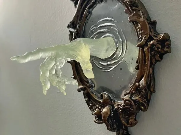 Main fantôme sortant d'un miroir, déco murale