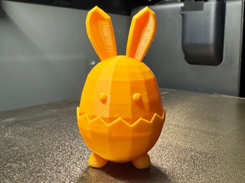 Hase mit gebrochenem Osterei