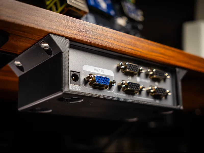 DTECH 4-Port VGA Splitter - Under Desk mount