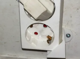 Halterung für ca. 4cm hohe Steckerleisten