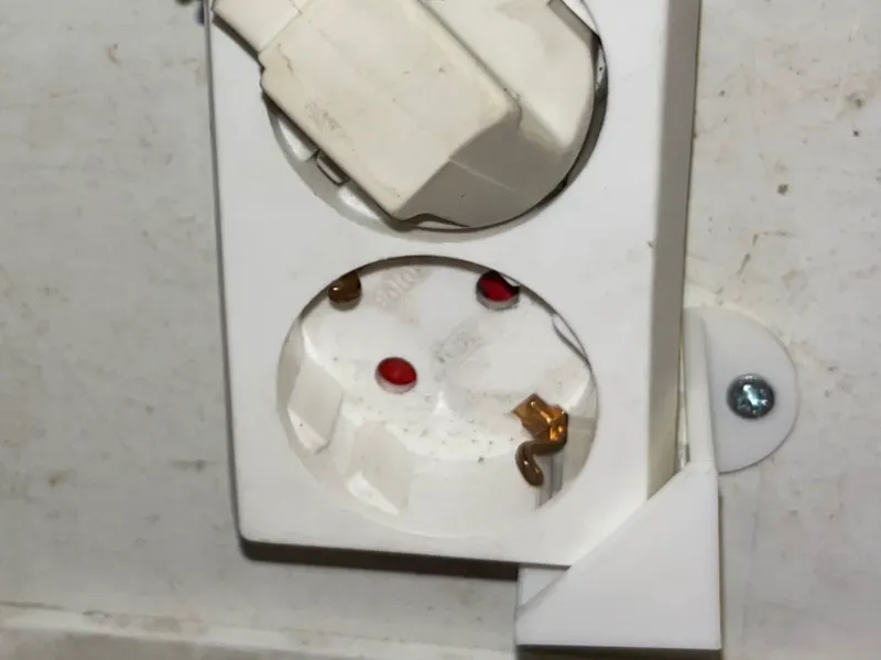 Halterung für ca. 4cm hohe Steckerleisten