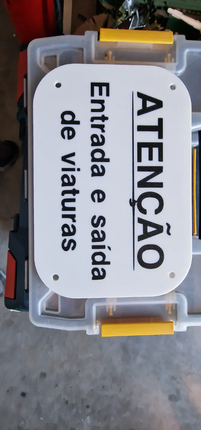 atenção entrada e saida de veiculos