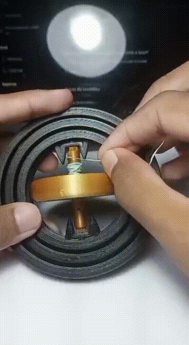 Giroscópio triaxial com eixo motor inclinado 45°