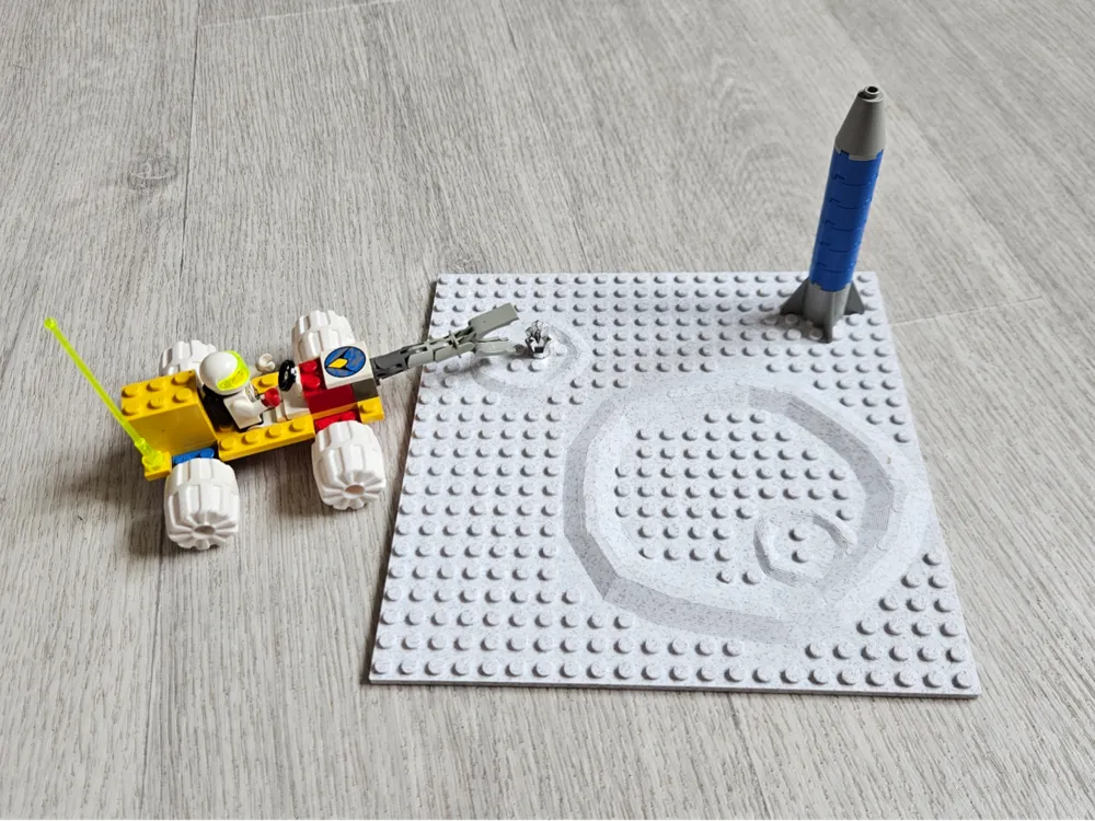 Tapa o cubierta: Brick LEGOs baseplate - Lunar / asteroid landscape. Referencia del modelo original.