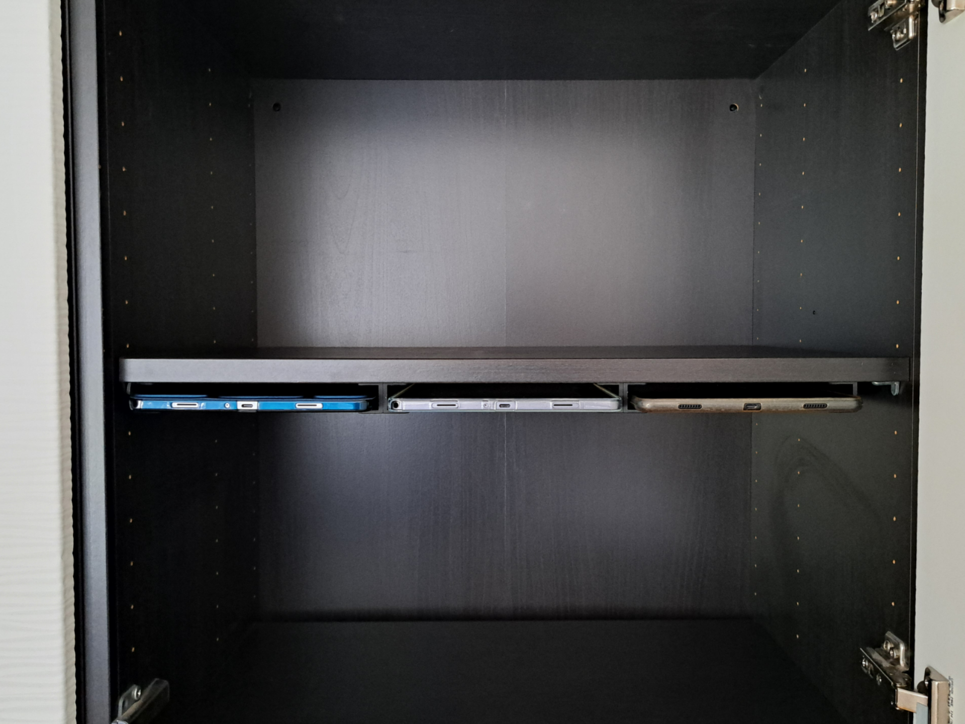 Tablethalter für Schrankboden oder unter Tisch