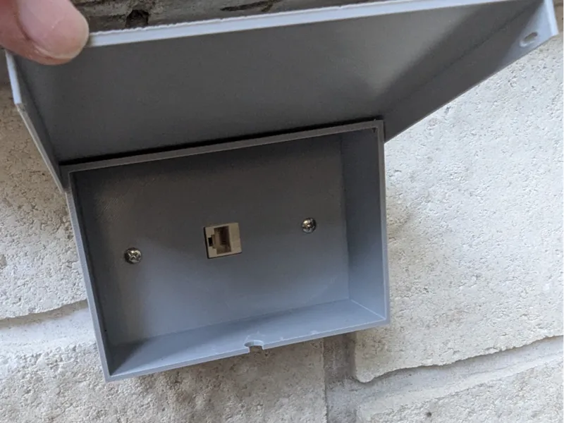 Single keystone plate with box and cover