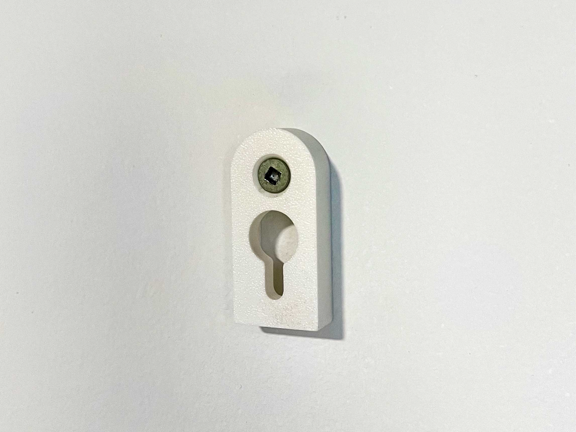 Keyhole Bracket Single-Screw Mounting