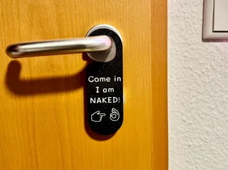 Türschild / Türanhänger "Come in, I am NAKED"