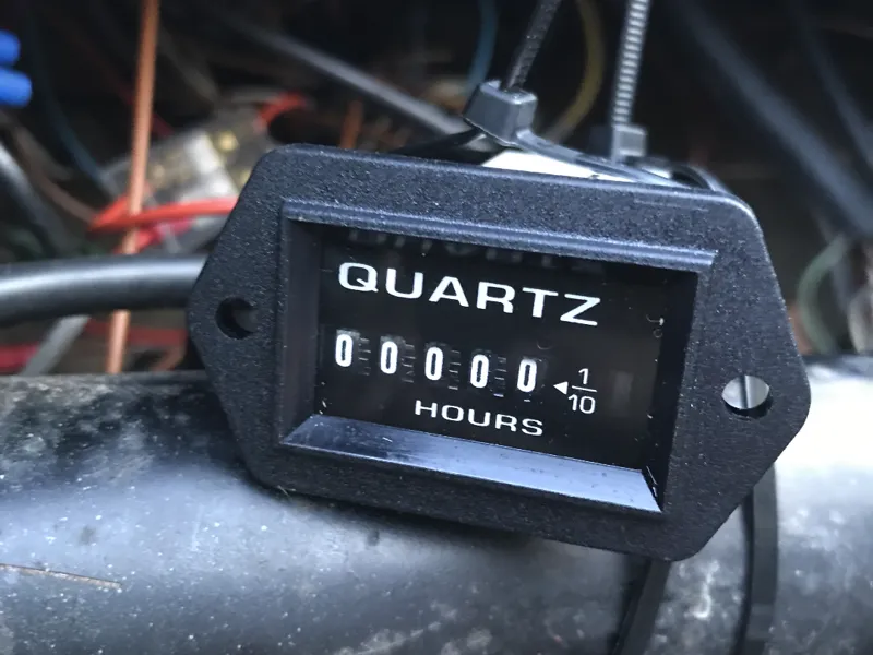 Halter für elektrischen Betriebsstundenzähler