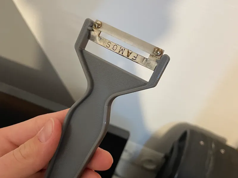 Peeler for vegetables/fruits