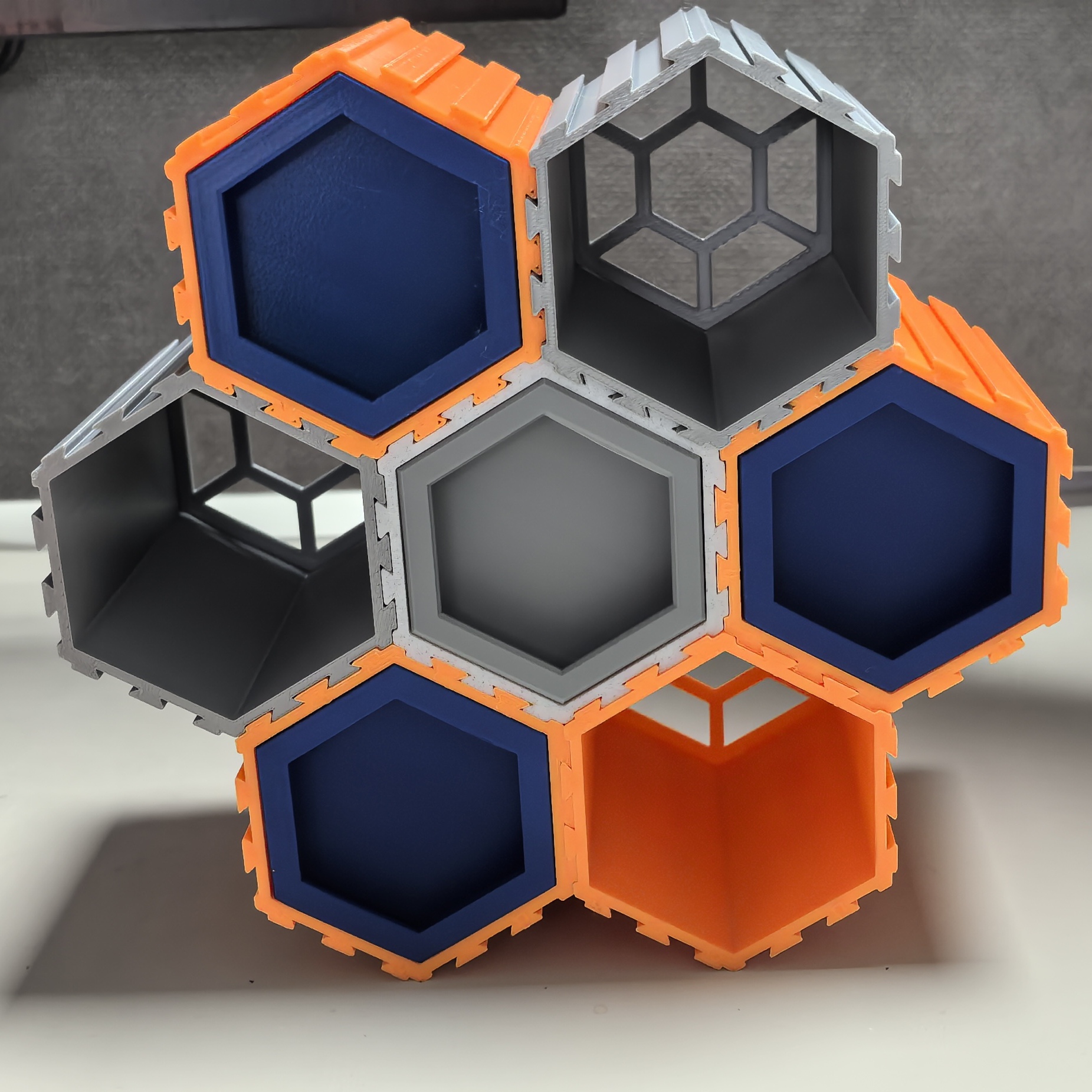 Miniatura 2 do modelo 3D 蜂巢桌面零件收纳盒、笔筒