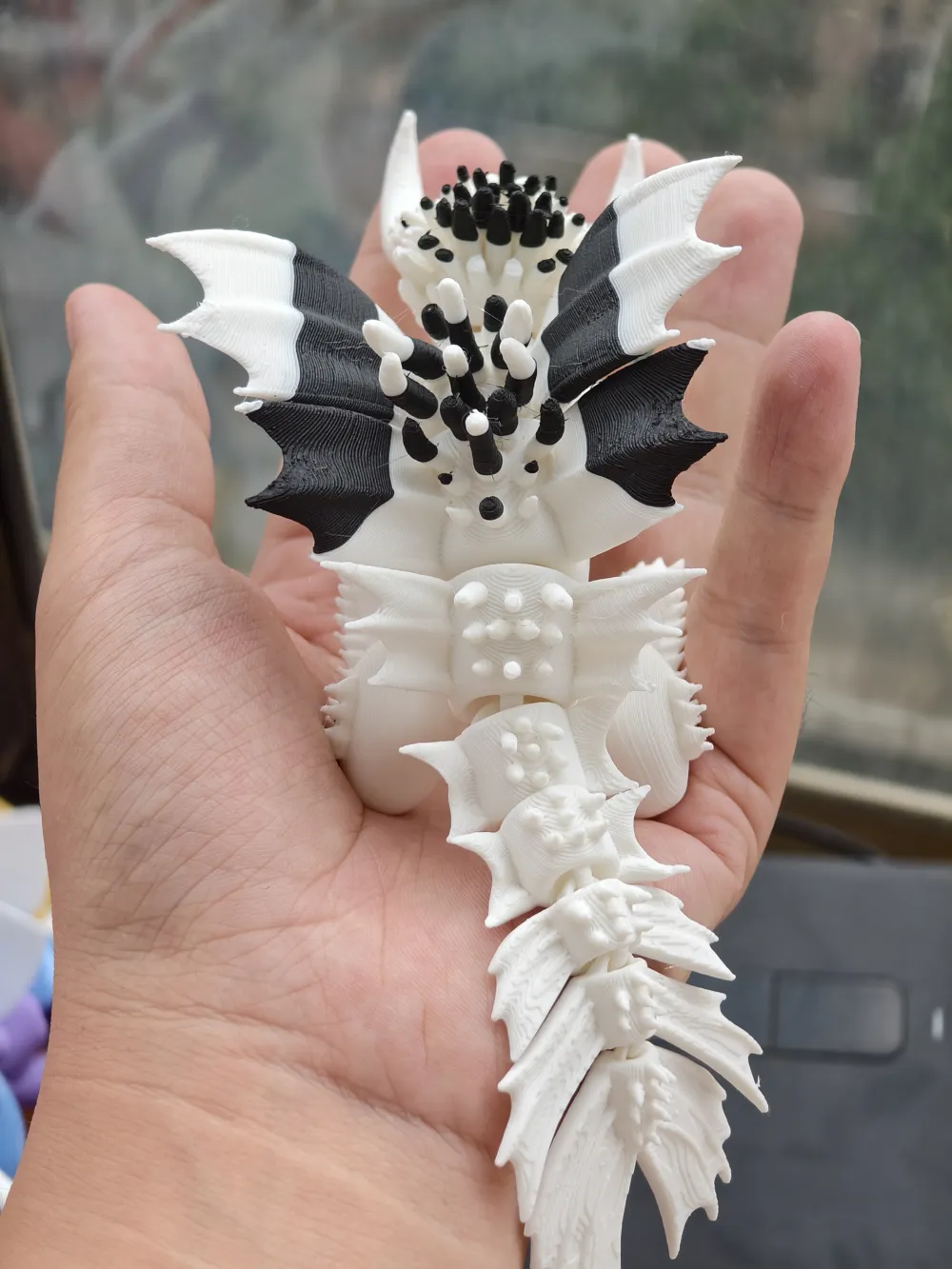 Spezieller Design-Drachen- und weißer Riesenornament, dekorativer Sammler-Geschenkhalter