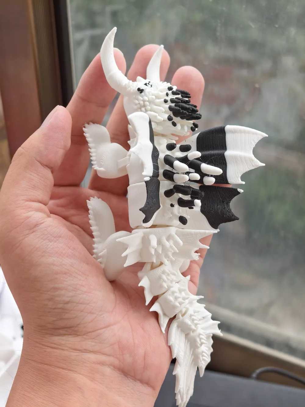 Spezieller Design-Drachen- und weißer Riesenornament, dekorativer Sammler-Geschenkhalter