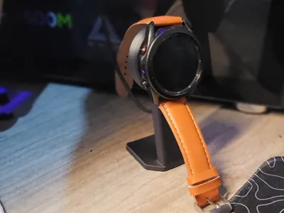 Hold Samsung Watch 3 - SANTANA DESIGN
