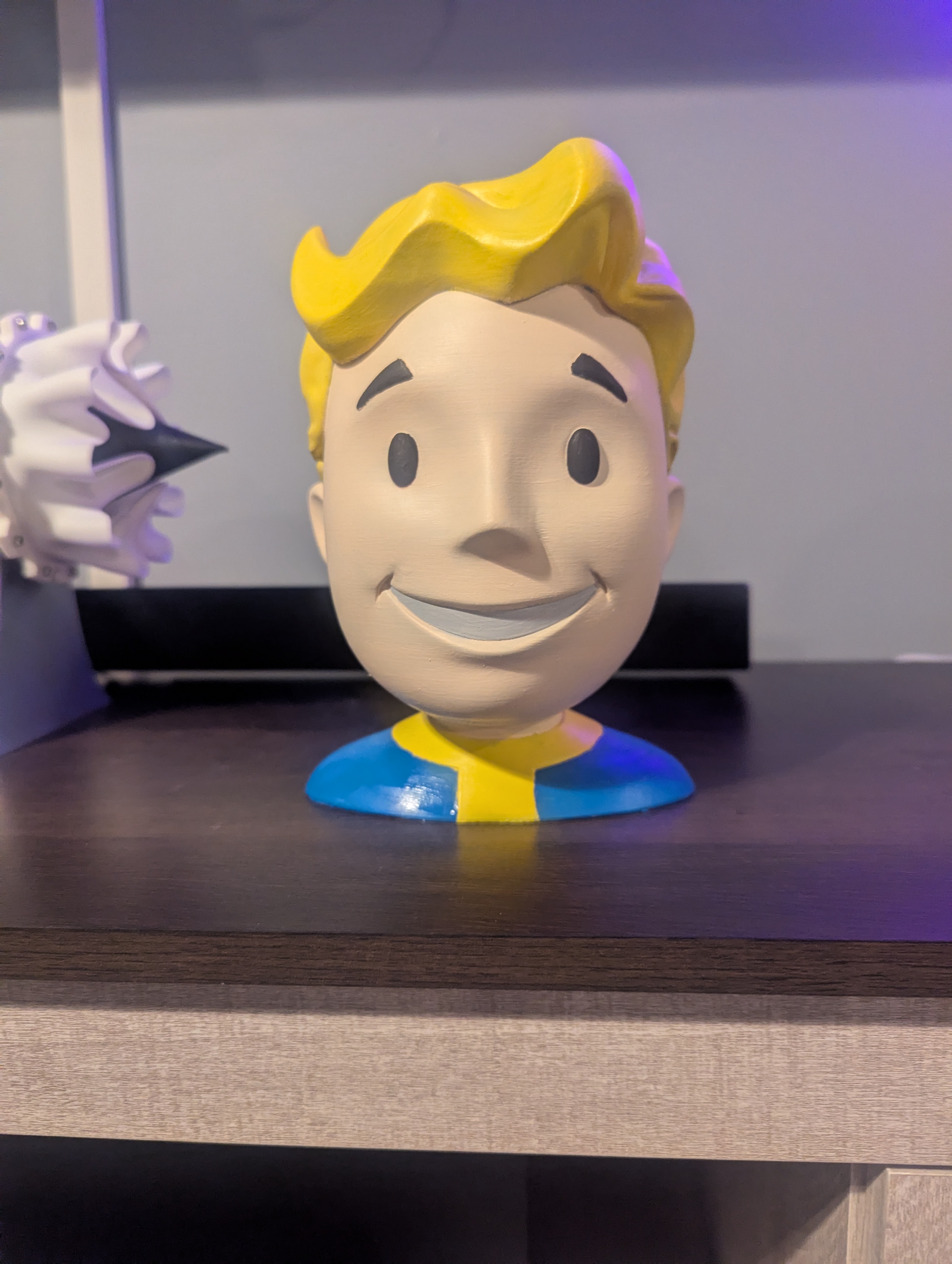 Miniatura 2 do modelo 3D Fallout Vault Boy Headset Stand