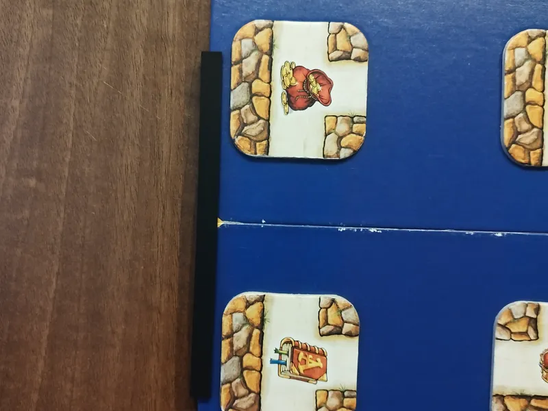 Boardholder - Keeps your boardgame flat!