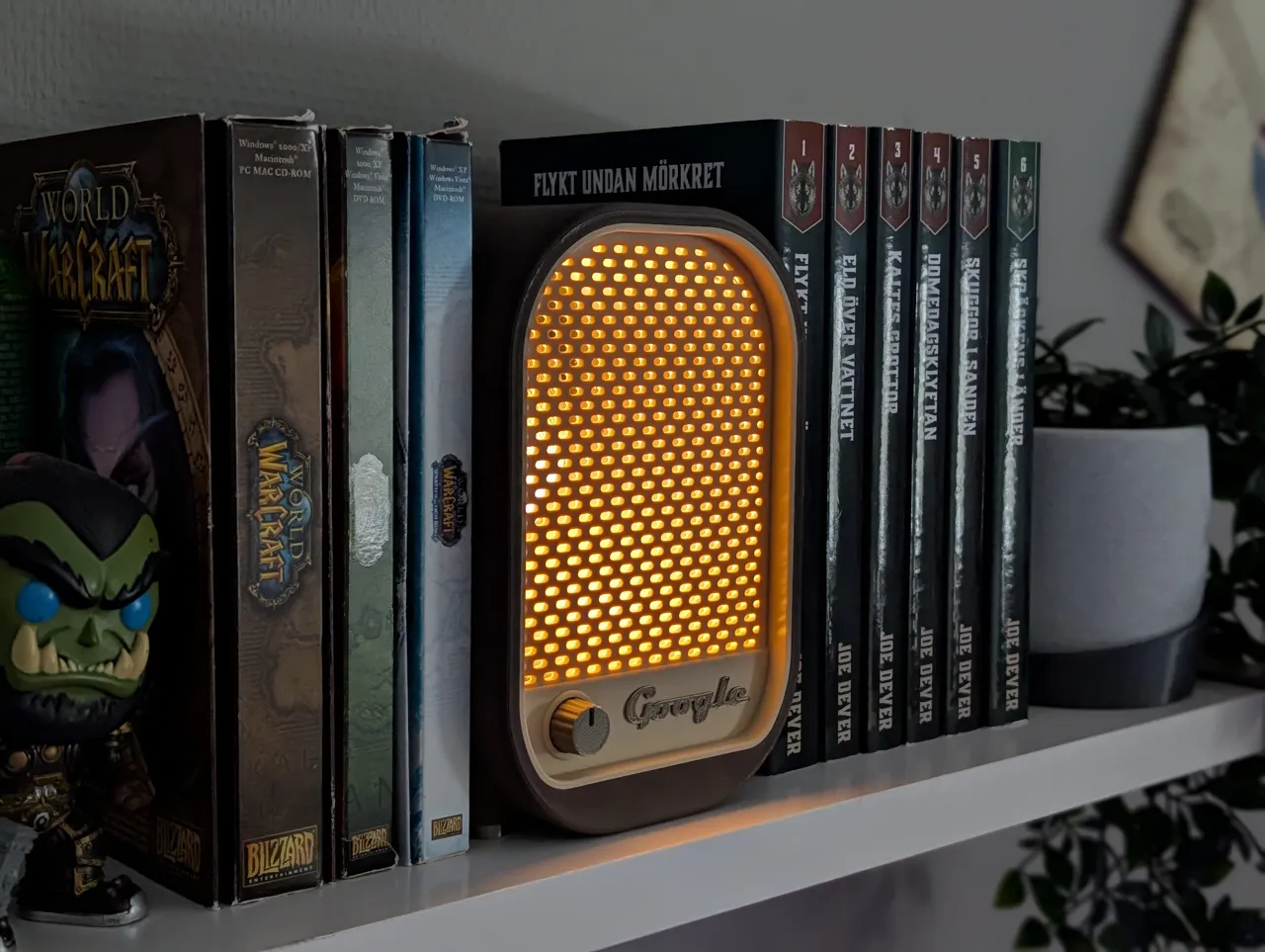 Retro Radio & Lamp Book Nook view 4