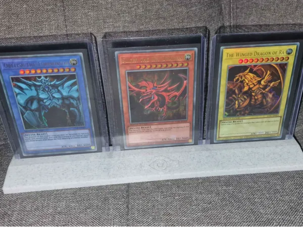 Présentoir triple pour toploaders Yu-Gi-Oh / Pokémon