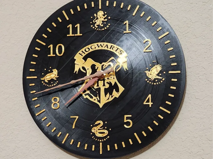 Horloge scolaire Harry Potter avec aiguilles en forme de baguette