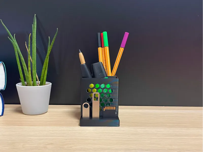 Funktionaler Stifthalter mit USB & SD-Karten Slots