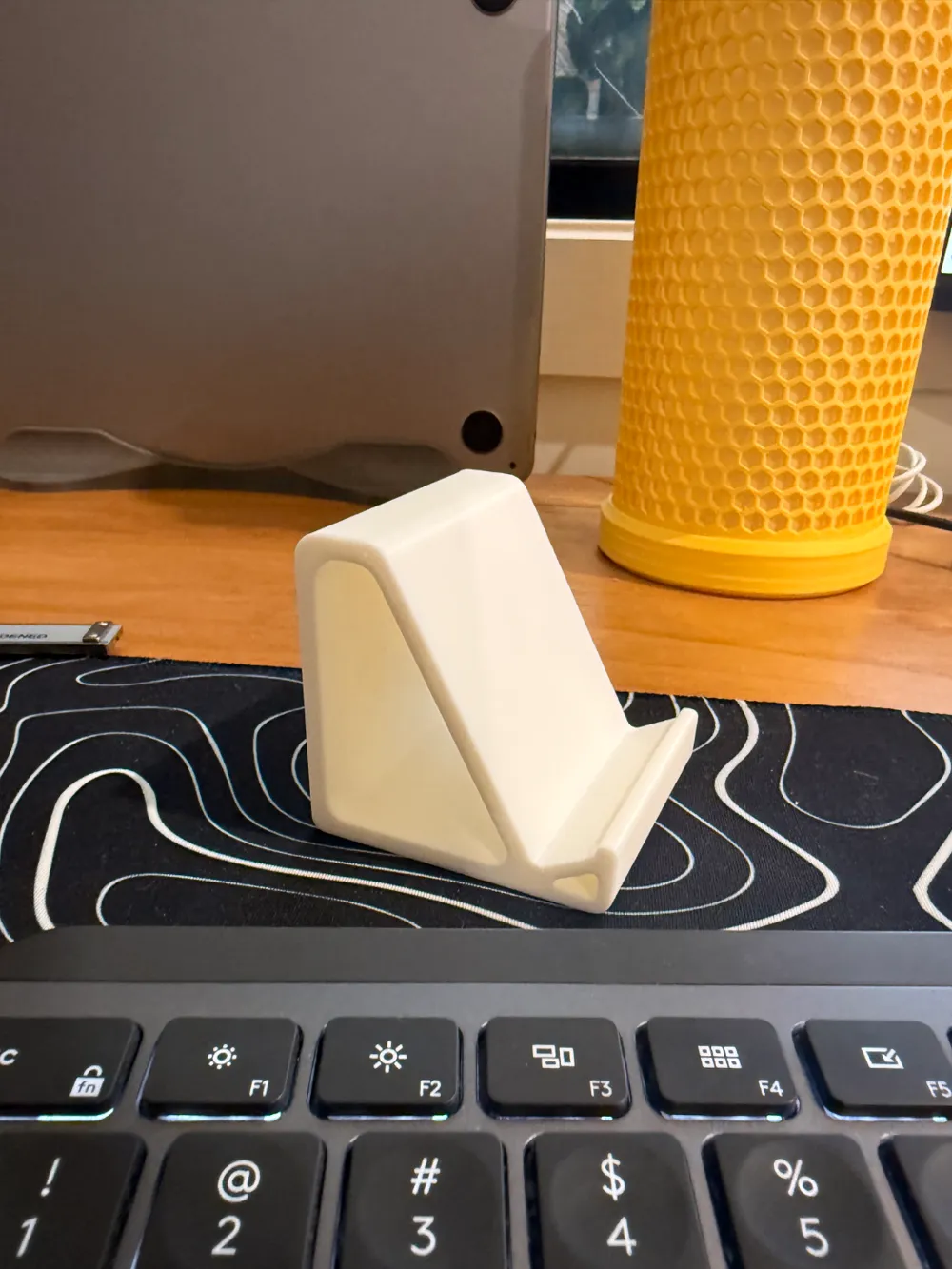 Soporte para teléfono: sencillo, práctico y resistente — imagen de referencia de MakerWorld