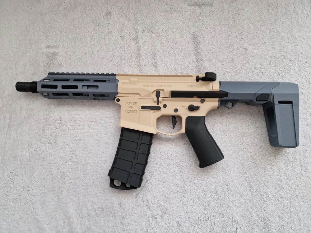 تمثال مزخرف تحت عنوان سلاح قابل للجمع، تصميم خاص