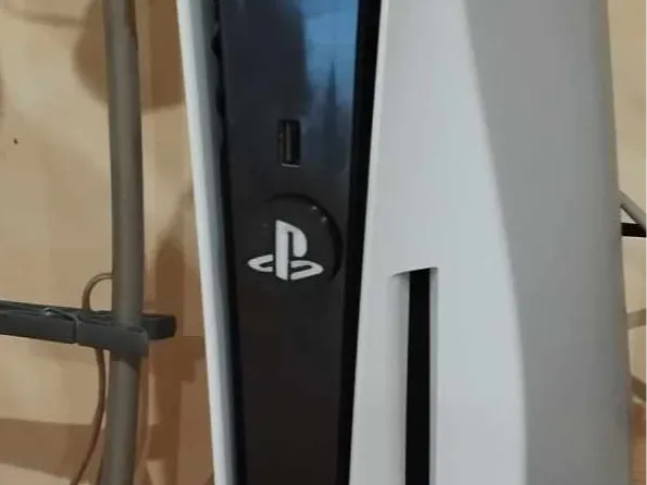 Badge USB-C PS5 - Black Background