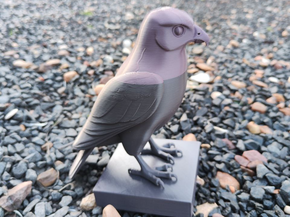 halcon en peana-falcon on a base
