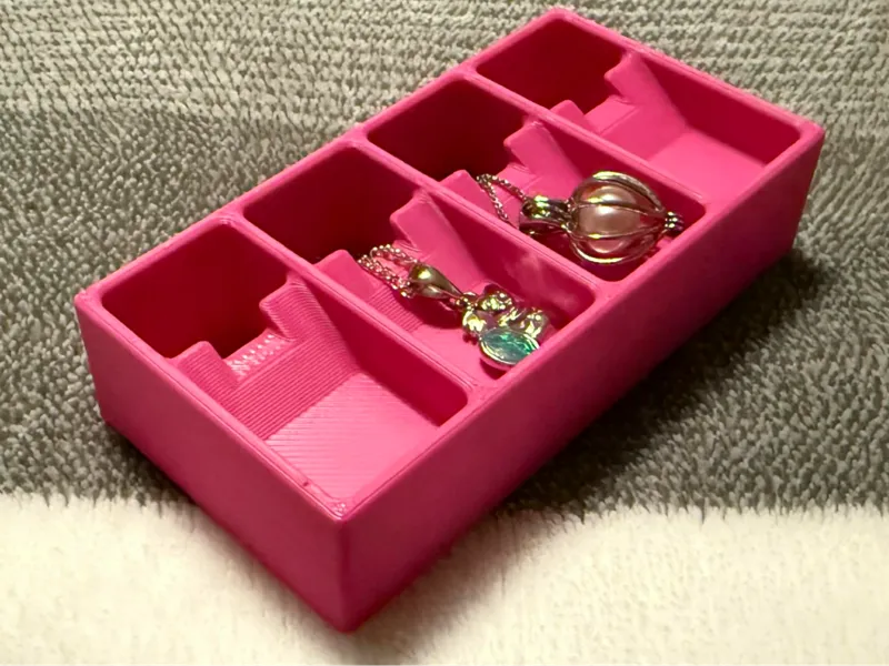 The "No-Knot" Necklace Organizing Pendant Showcase