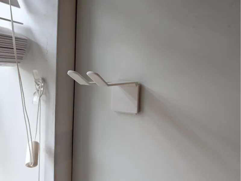 Wall-mounted slot + detachable hanger wine glasses