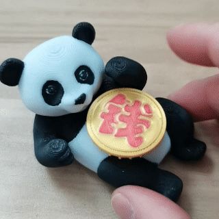躺着“转”钱的熊猫