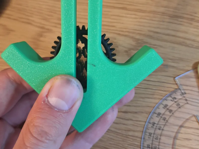 Instrument for finding the center of a circle