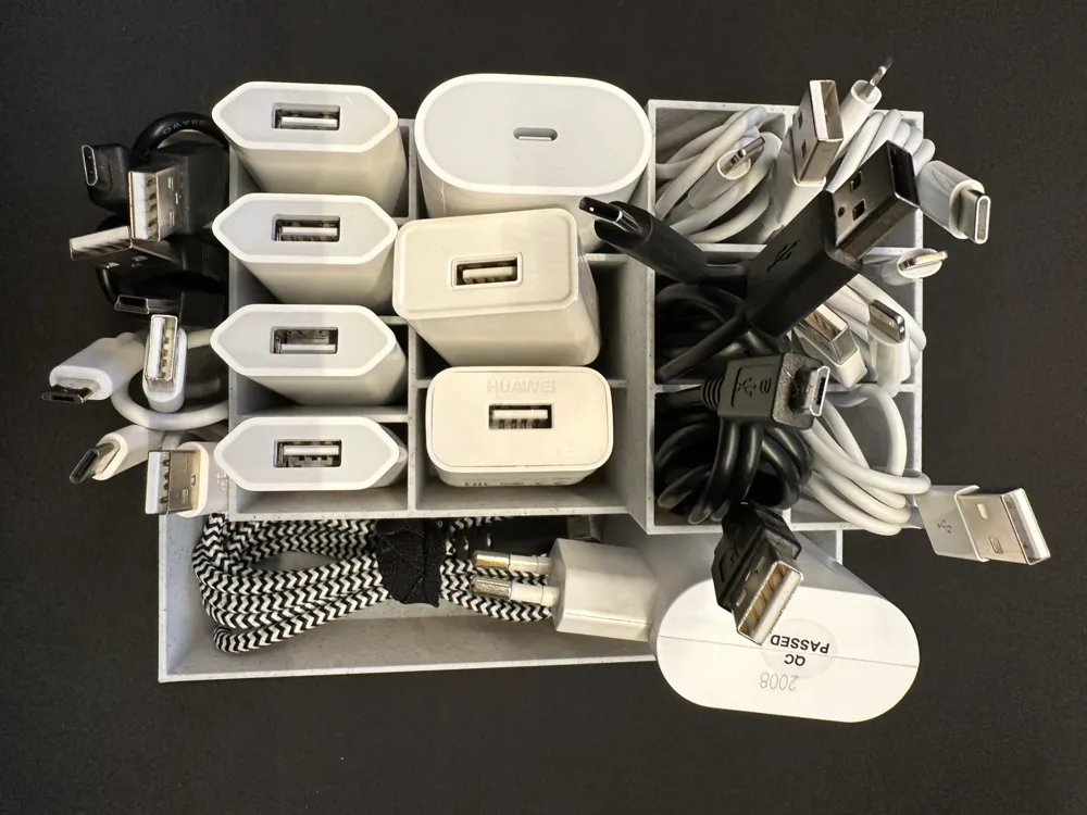Phone Charger Organizer v.2.0 by Morris MakerWorld