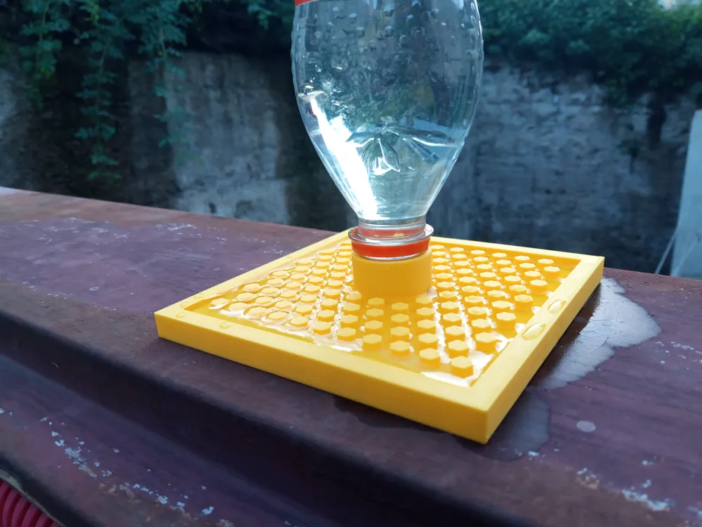 Bees bootle drink platform by Petos MakerWorld: Download Free 3D Models