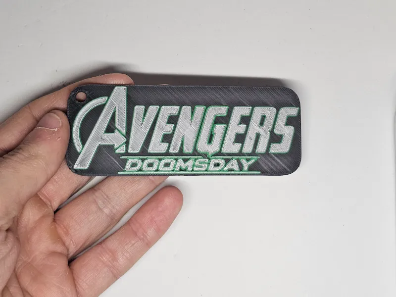 Llavero/Placa Avengers Dooomsday Marvel