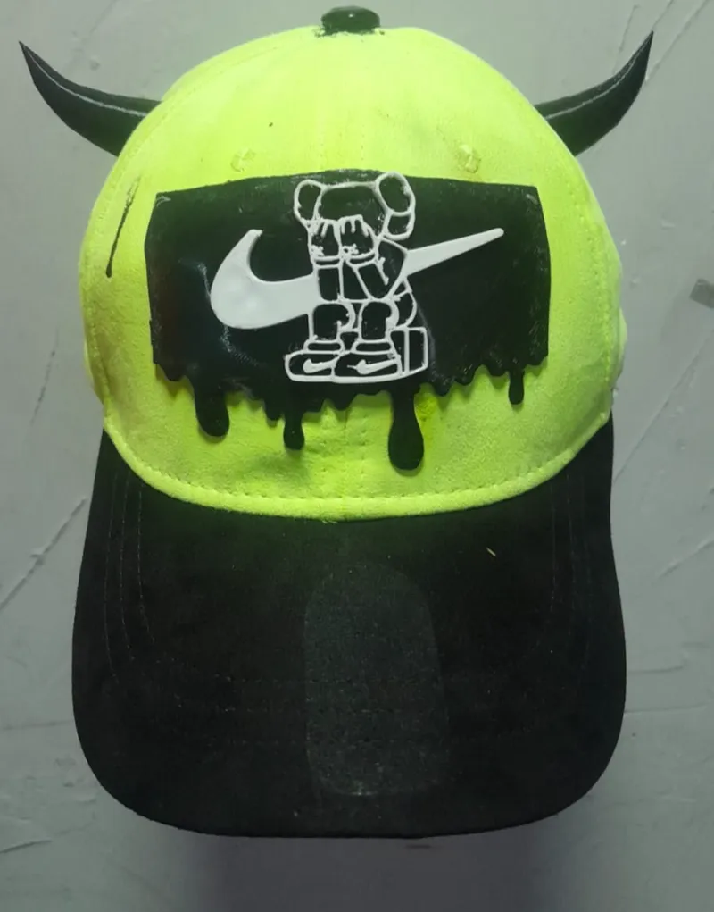 PLACA  PARA GORRA DE KAWS