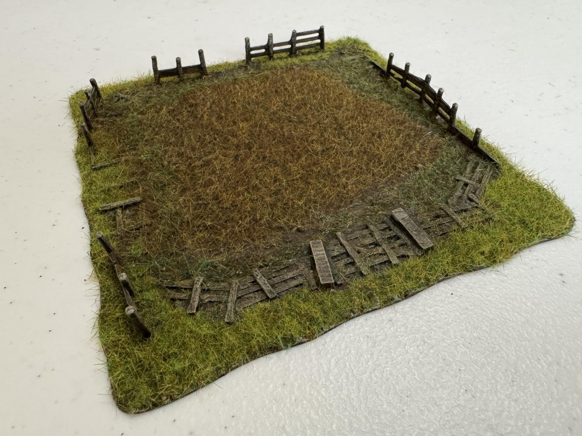Standalone Ruined Fenced Farm