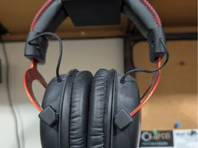 Under shelf headphone holder