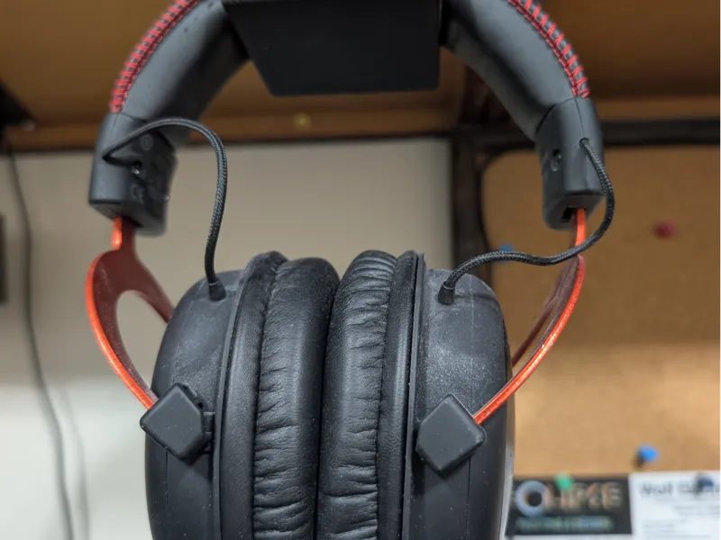 Under shelf headphone holder