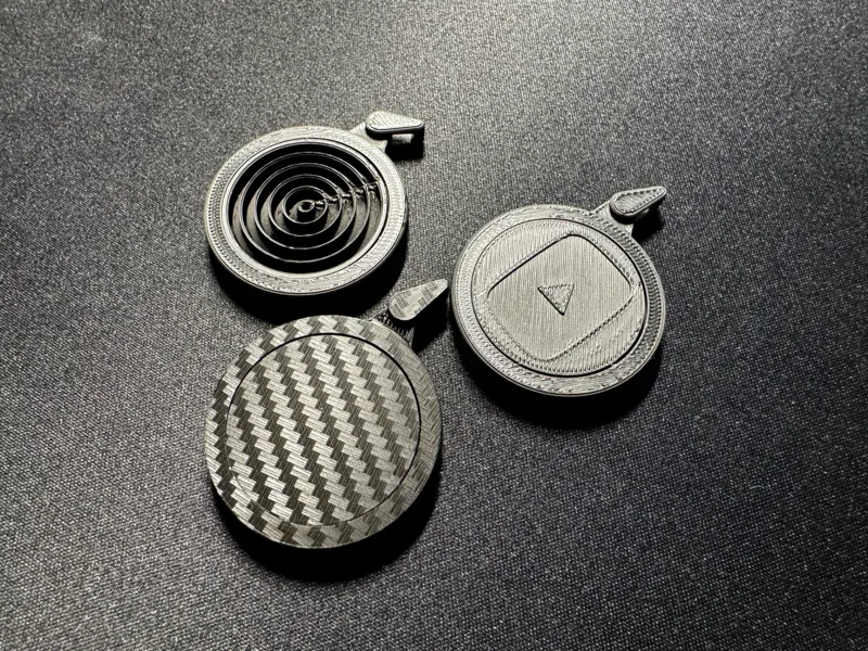 Supportless blank keychain with rotating center 